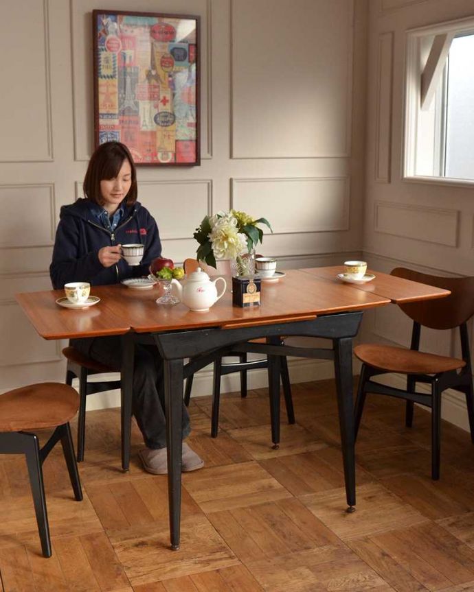 アンティークのテーブル　アンティーク家具　２トーンカラーがお洒落な北欧系のヴィンテージ家具、ドローリーフテーブル（伸張式）。用途に合わせてサイズが変わる便利なテーブルあっという間にサイズが大きくなっちゃうヴィンテージのドローリーフテーブル。(x-1181-f)