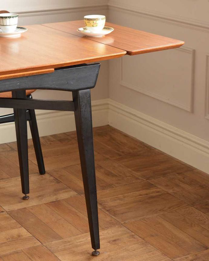 アンティークのテーブル　アンティーク家具　２トーンカラーがお洒落な北欧系のヴィンテージ家具、ドローリーフテーブル（伸張式）。スマートなカッコよさが魅力シンプルなデザインだから、どんなインテリアにも似合っちゃう所が人気のヒミツ。(x-1181-f)