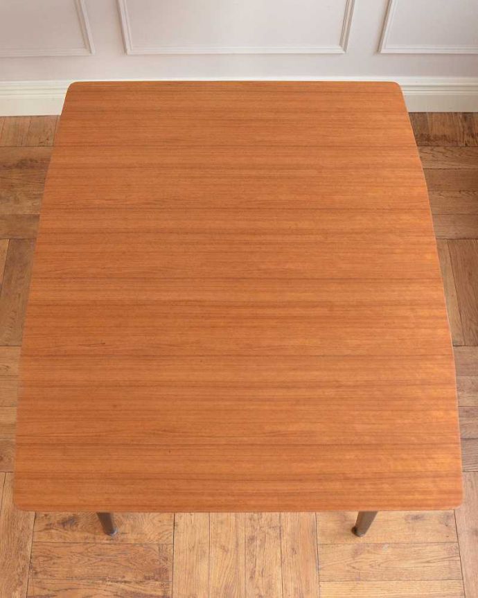 アンティークのテーブル　アンティーク家具　２トーンカラーがお洒落な北欧系のヴィンテージ家具、ドローリーフテーブル（伸張式）。上から見るとこんな形リーフを開く前はこんな形です。(x-1181-f)