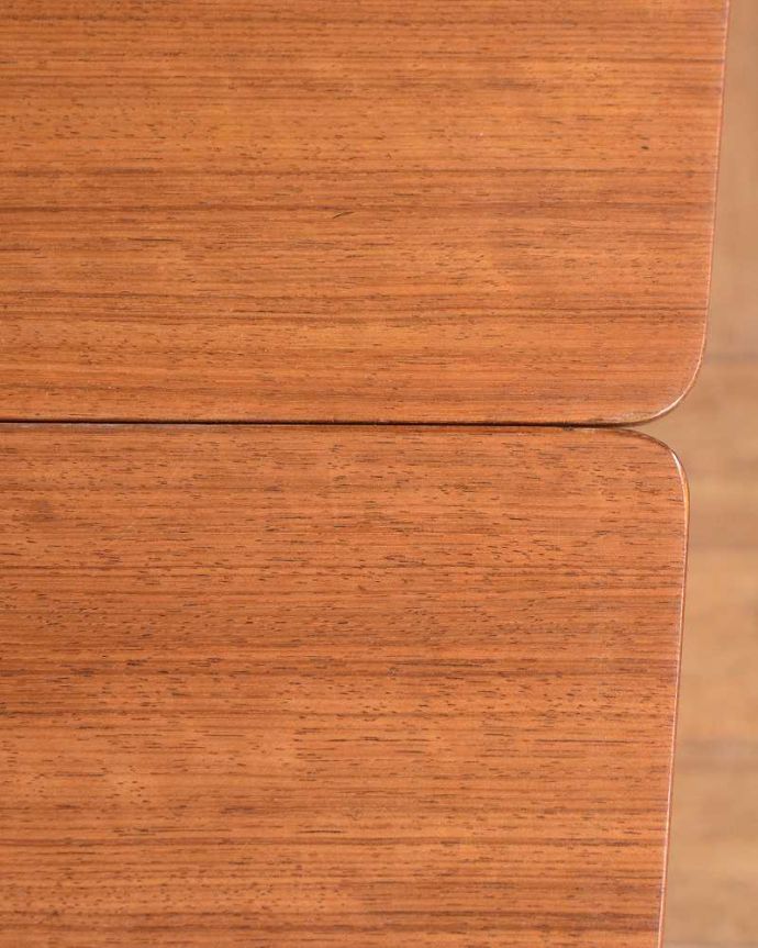 アンティークのテーブル　アンティーク家具　２トーンカラーがお洒落な北欧系のヴィンテージ家具、ドローリーフテーブル（伸張式）。シンプルな木目がカッコイイ天板を近くで見てみるとこんな感じ。(x-1181-f)