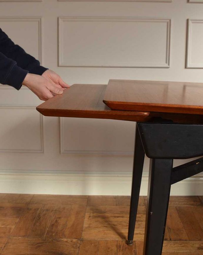 アンティークのテーブル　アンティーク家具　２トーンカラーがお洒落な北欧系のヴィンテージ家具、ドローリーフテーブル（伸張式）。あっという間にサイズ変更OK！女性でもあっという間にサイズを変えることが出来ます。(x-1181-f)