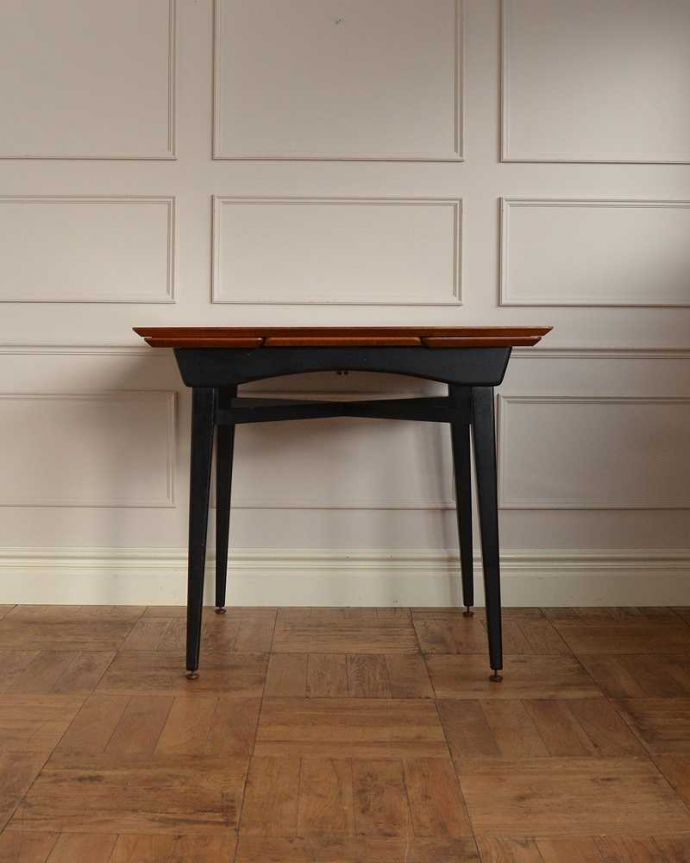 アンティークのテーブル　アンティーク家具　２トーンカラーがお洒落な北欧系のヴィンテージ家具、ドローリーフテーブル（伸張式）。横から見た姿は…シンプルなデザインなので、どんなお部屋にも似合っちゃうんです。(x-1181-f)