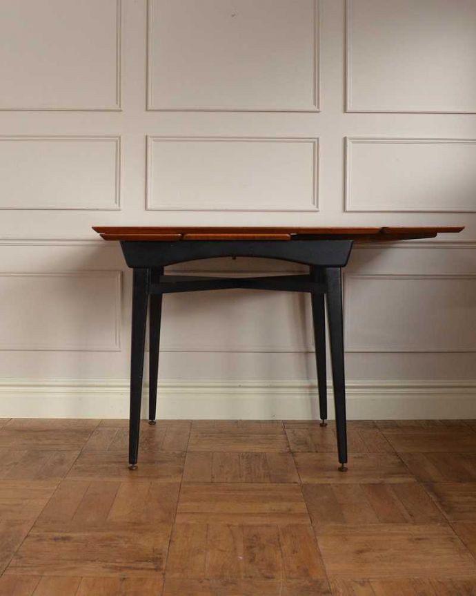 アンティークのテーブル　アンティーク家具　２トーンカラーがお洒落な北欧系のヴィンテージ家具、ドローリーフテーブル（伸張式）。片方だけ開いても･･･人数に合わせて、3タイプで大きさを選べるので、片方だけ開くと、こんな感じです。(x-1181-f)