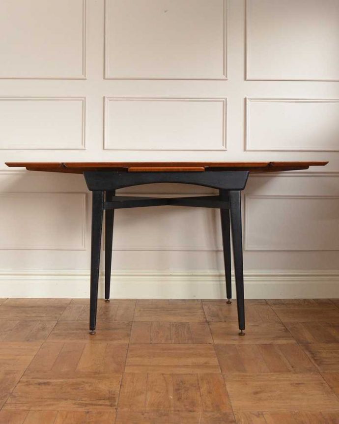 アンティークのテーブル　アンティーク家具　２トーンカラーがお洒落な北欧系のヴィンテージ家具、ドローリーフテーブル（伸張式）。両方開くとかなり大きなサイズ！フランスサイズなので、両方開くとかなり大きなダイニング。(x-1181-f)