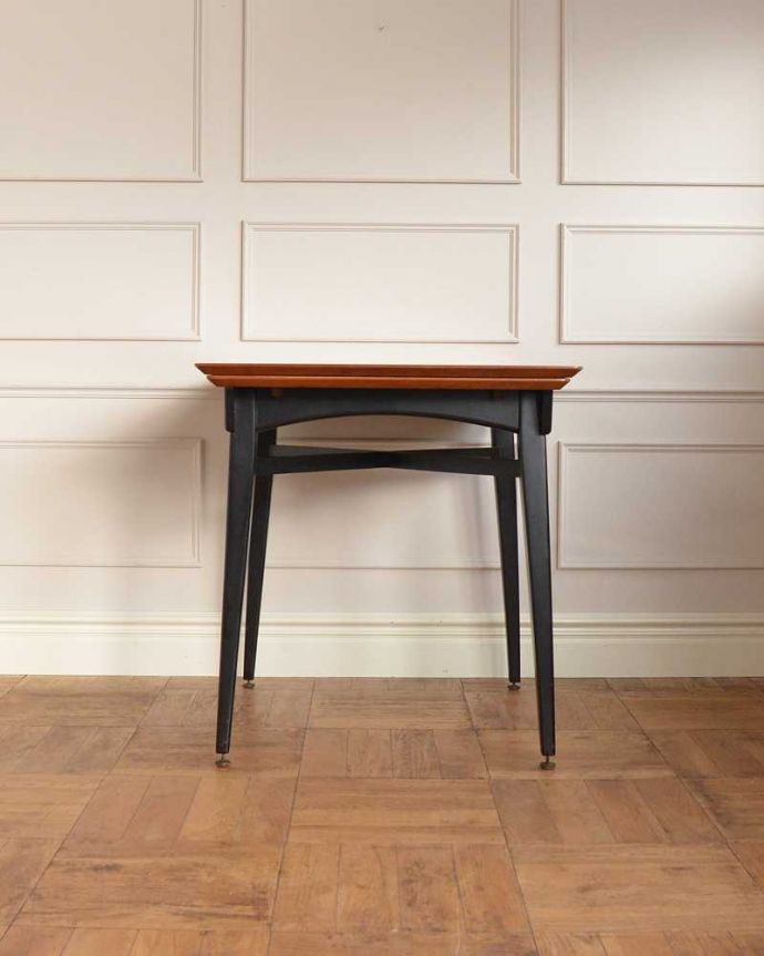 アンティークのテーブル　アンティーク家具　２トーンカラーがお洒落な北欧系のヴィンテージ家具、ドローリーフテーブル（伸張式）。こちら側から見ても･･･360度、どこから見てもスッキリとしてキレイです。(x-1181-f)