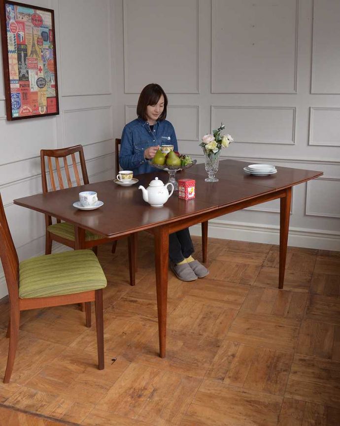 アンティークのテーブル　アンティーク家具　北欧スタイルのヴィンテージ家具、伸張式のダイニングテーブル（エクステンションテーブル）。スマートなデザインが人気のヴィンテージテーブルシンプルなデザインだから、どんなインテリアにも似合っちゃう所が人気のヒミツ。(x-1182-f)