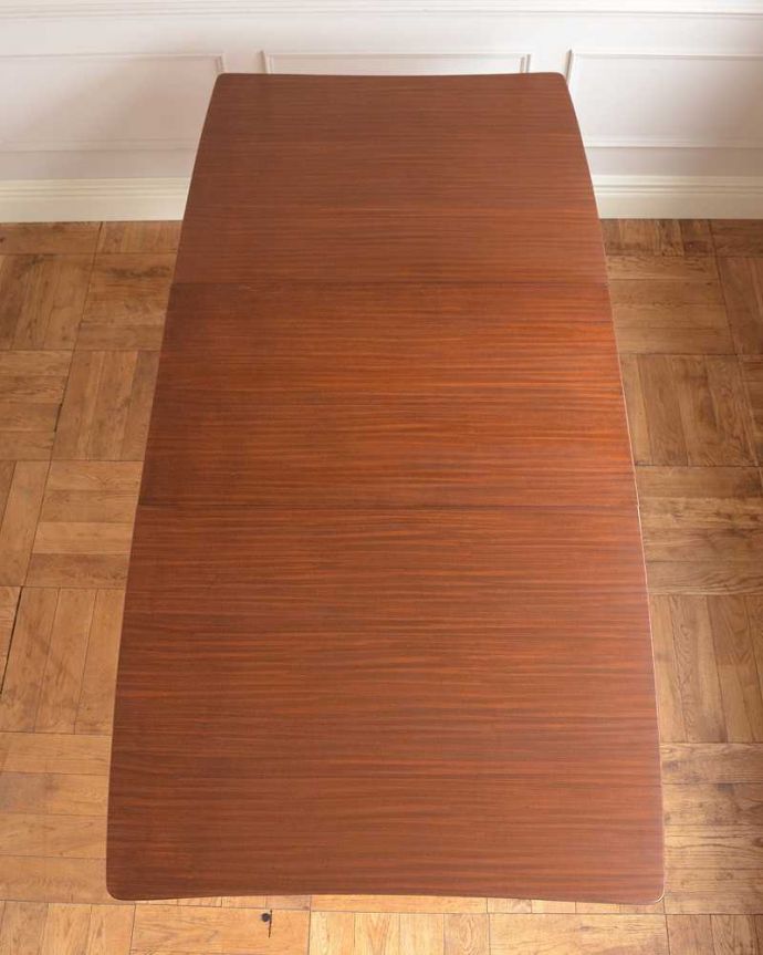 アンティークのテーブル　アンティーク家具　北欧スタイルのヴィンテージ家具、伸張式のダイニングテーブル（エクステンションテーブル）。天板もピカピカにお直ししました。(x-1182-f)