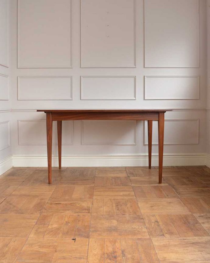 アンティークのテーブル　アンティーク家具　北欧スタイルのヴィンテージ家具、伸張式のダイニングテーブル（エクステンションテーブル）。横から見た姿は…シンプルなデザインなので、どんなお部屋にも似合っちゃうんです。(x-1182-f)