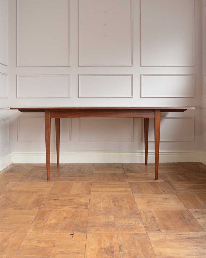 アンティークのテーブル　アンティーク家具　北欧スタイルのヴィンテージ家具、伸張式のダイニングテーブル（エクステンションテーブル）。天板を広げると･･･もちろん広げたままの状態でもお使い頂けます。(x-1182-f)