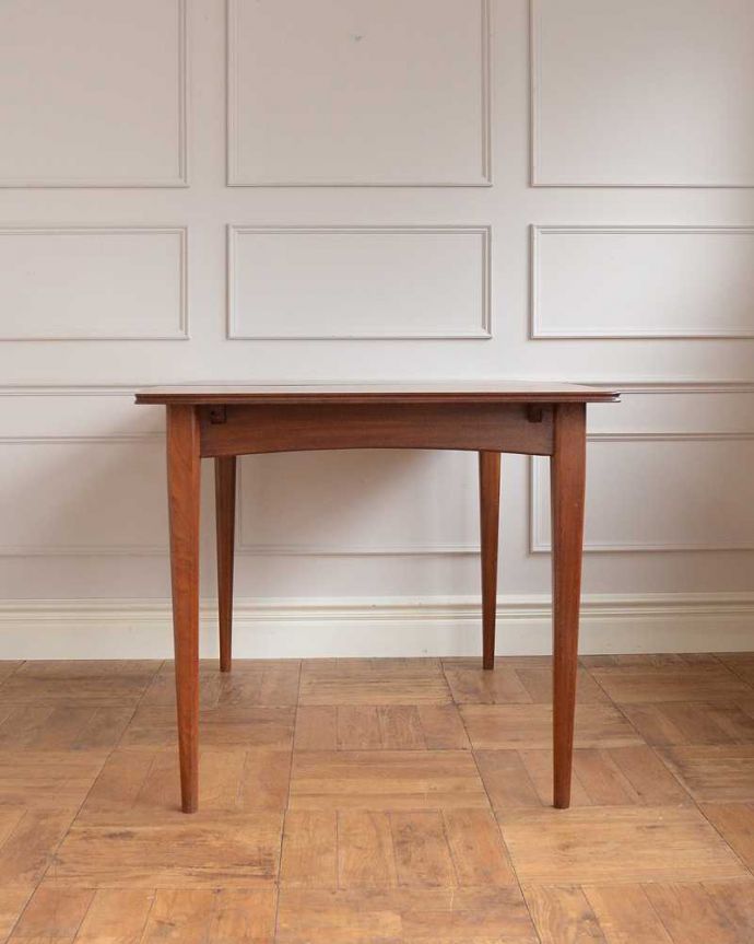 アンティークのテーブル　アンティーク家具　北欧スタイルのヴィンテージ家具、伸張式のダイニングテーブル（エクステンションテーブル）。こちら側も、もちろんキレイです。(x-1182-f)