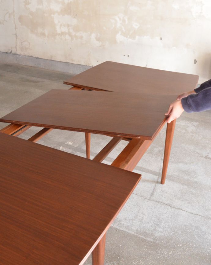 アンティークのテーブル　アンティーク家具　北欧スタイルのヴィンテージ家具、伸張式のダイニングテーブル（エクステンションテーブル）。あっという間にサイズ変更OK！天板の真ん中から新しい天板が出てきます。(x-1182-f)
