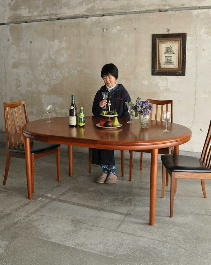 アンティークのテーブル　アンティーク家具　伸張できるアンティーク伸張式ダイニングテーブル （White&Newton）。スマートなデザインが人気のヴィンテージテーブルシンプルなデザインだから、どんなインテリアにも似合っちゃう所が人気のヒミツ。(x-1183-f)
