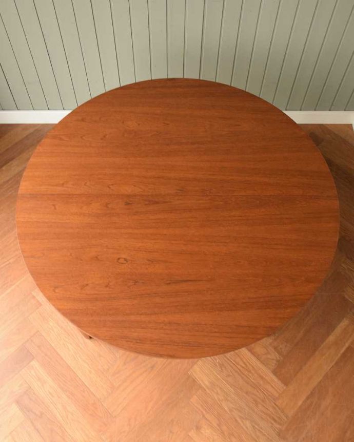 アンティークのテーブル　アンティーク家具　伸張できるアンティーク家具、伸張式のダイニングテーブル（エクステンションテーブル）。上から見るとこんな形リーフを開く前はこんな形です。(x-1185-f)