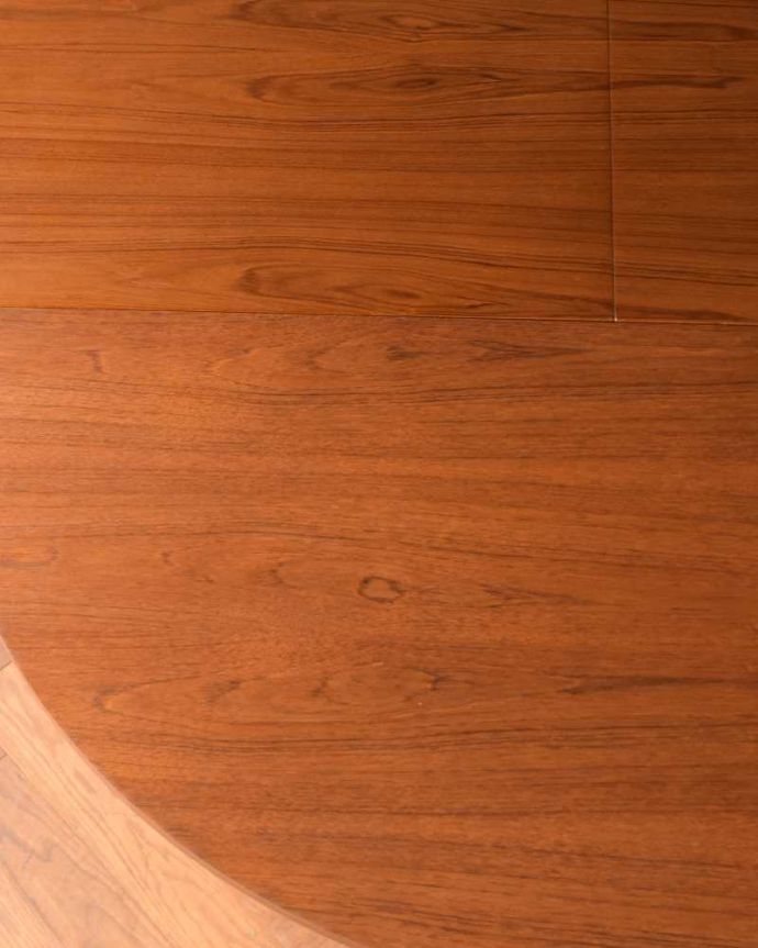 アンティークのテーブル　アンティーク家具　伸張できるアンティーク家具、伸張式のダイニングテーブル（エクステンションテーブル）。シンプルな木目がカッコイイ天板を近くで見てみるとこんな感じ。(x-1185-f)