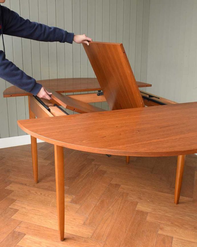 アンティークのテーブル　アンティーク家具　伸張できるアンティーク家具、伸張式のダイニングテーブル（エクステンションテーブル）。あっという間にサイズ変更OK！女性でもあっという間にサイズを変えることが出来ます。(x-1185-f)