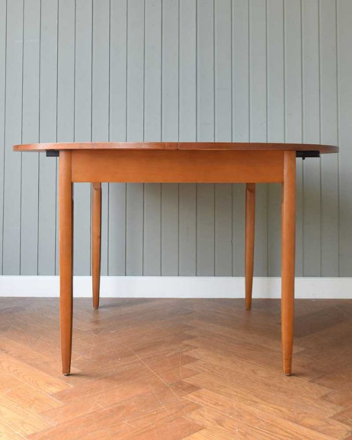 アンティークのテーブル　アンティーク家具　伸張できるアンティーク家具、伸張式のダイニングテーブル（エクステンションテーブル）。横から見た姿は…シンプルなデザインなので、どんなお部屋にも似合っちゃうんです。(x-1185-f)