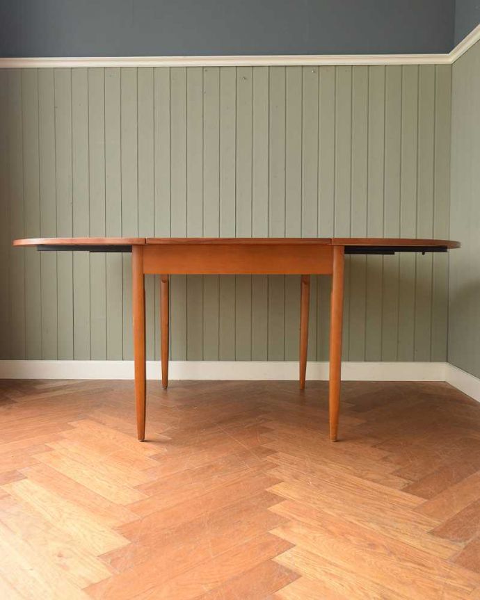 アンティークのテーブル　アンティーク家具　伸張できるアンティーク家具、伸張式のダイニングテーブル（エクステンションテーブル）。両方開くとかなり大きなサイズ！フランスサイズなので、両方開くとかなり大きなダイニング。(x-1185-f)