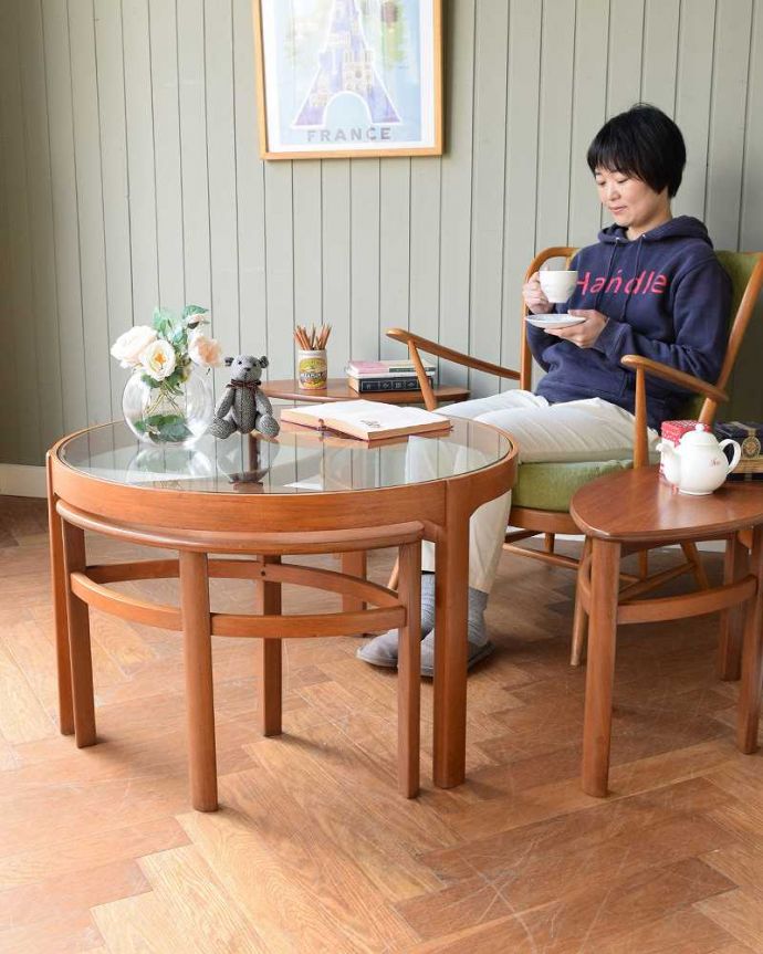 アンティークのテーブル　アンティーク家具　北欧スタイルのヴィンテージ家具、４台セットになったネストテーブル（ネイサン社）。カッコいい北欧デザインのネストテーブル大きなガラスのテーブルの中から小さなテーブルが3つ出てくる北欧デザインのネストテーブル。(x-1189-f)