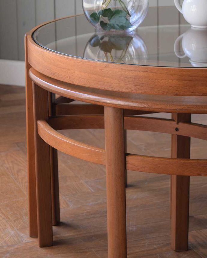 アンティークのテーブル　アンティーク家具　北欧スタイルのヴィンテージ家具、４台セットになったネストテーブル（ネイサン社）。クールに決まるスッキリデザイン。(x-1189-f)
