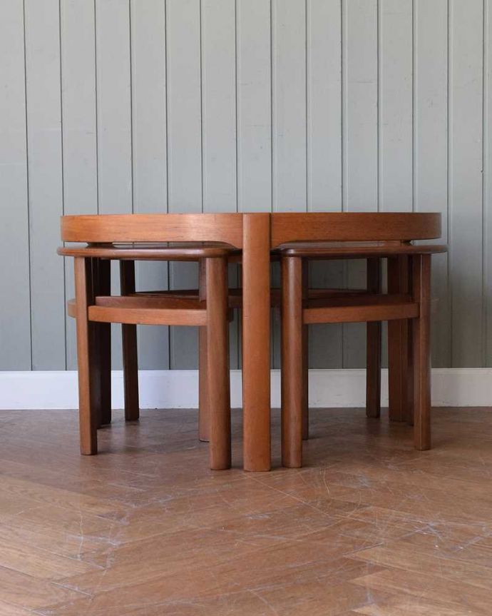 アンティークのテーブル　アンティーク家具　北欧スタイルのヴィンテージ家具、４台セットになったネストテーブル（ネイサン社）。見る角度によって見え方が違います。(x-1189-f)