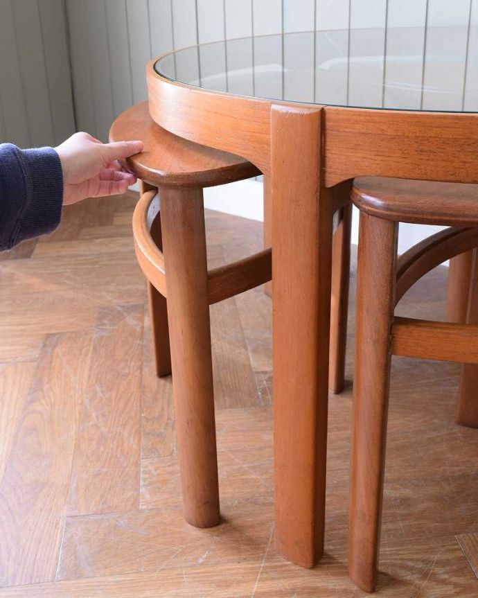 アンティークのテーブル　アンティーク家具　北欧スタイルのヴィンテージ家具、４台セットになったネストテーブル（ネイサン社）。ピッタリと収まります大きなテーブルの下に３つの小さなテーブルがキレイに収納されています。(x-1189-f)