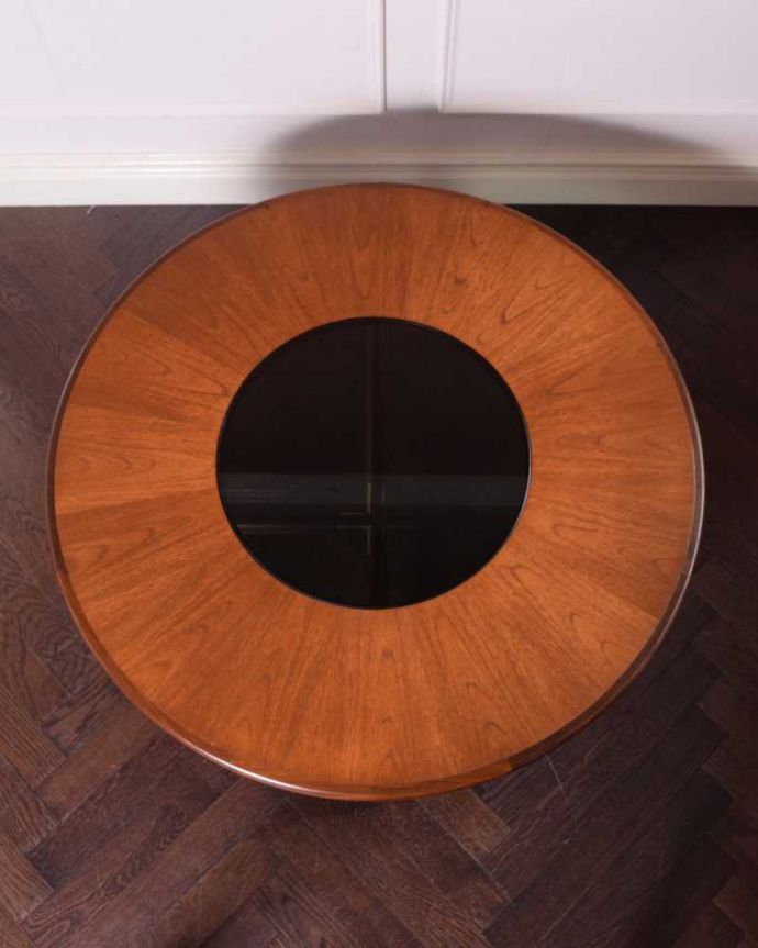 G-PLAN(Gプラン)　アンティーク家具　カッコイイG-planのヴィンテージのガラストップコーヒーテーブル。上から見るとこんな感じ。(x-1190-f)