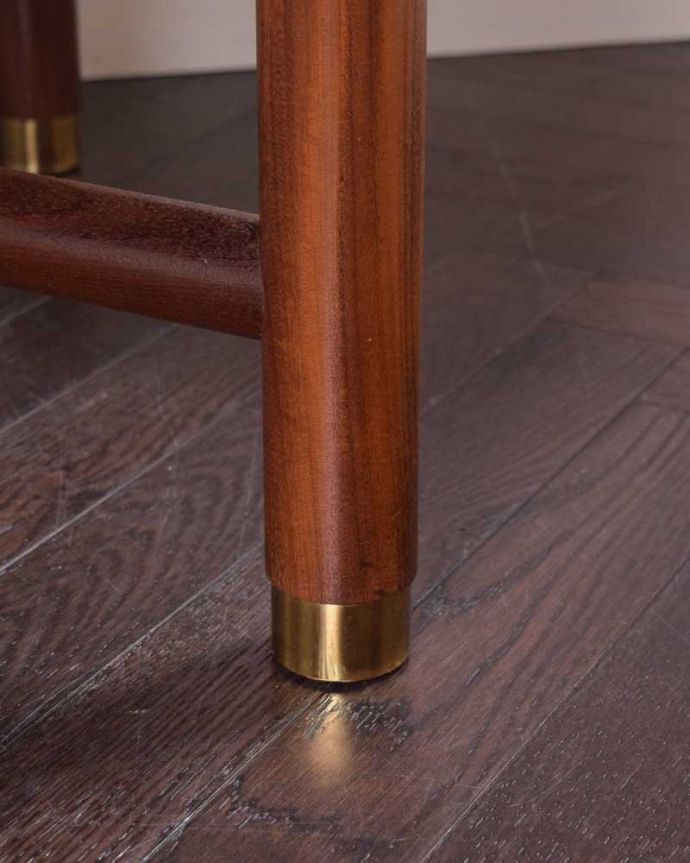 G-PLAN(Gプラン)　アンティーク家具　カッコイイG-planのヴィンテージのガラストップコーヒーテーブル。持ち上げなくても移動できます！Handleのアンティークは、脚の裏にフェルトキーパーをお付けしていますので、床を滑らせてれば移動が簡単です。(x-1190-f)