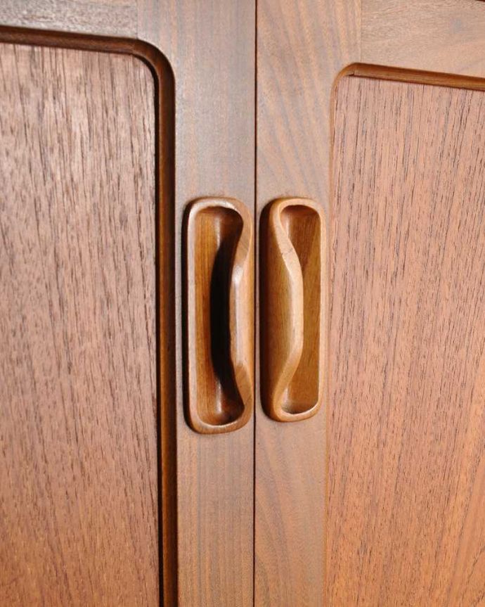 G-PLAN(Gプラン)　アンティーク家具　北欧スタイルのG-PLANの「フレスコ」、ヴィンテージサイドボード。扉の木目があたたかさを演出クールなデザインなのに、なんだかほっとするあたたかさ。(x-1191-f)