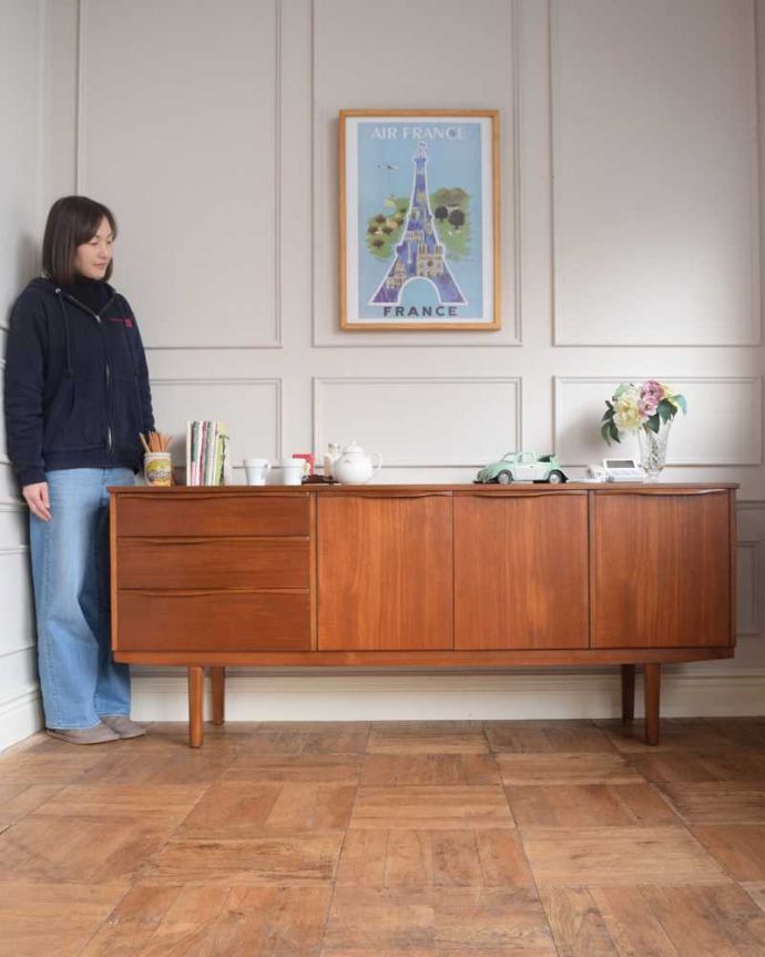 アンティークのキャビネット　アンティーク家具　チーク材のシンプルなビンテージ家具、ゆったりサイズのサイドボード。人気のヒミツは北欧スタイルのデザインやっぱりスッキリとカッコイイ北欧デザインが人気のサイドボード。(x-1193-f)