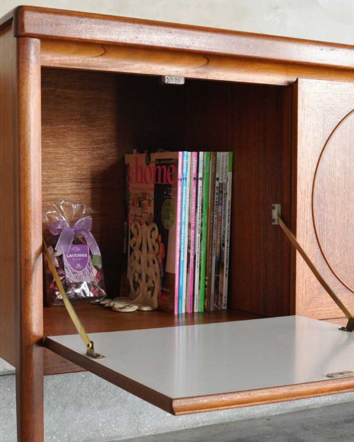 サイドボード　アンティーク家具　北欧デザインのヴィンテージ家具、Nathan（ネイサン）社のオシャレなサイドボード。扉の中は収納たっぷりA4サイズの雑誌までしっかり収納出来ちゃう大きさ。(x-1194-f)