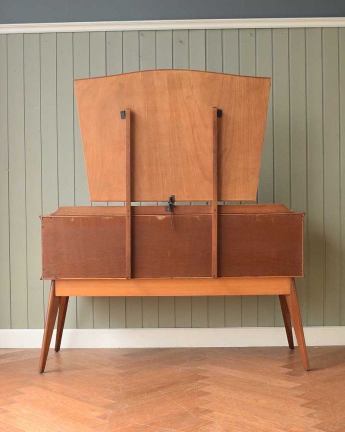 アンティークのドレッサー　アンティーク家具　北欧スタイルのヴィンテージ家具、引き出しがたっぷり付いたドレッサー （ドレッシングチェスト）。後ろ姿もキレイです。(x-1195-f)