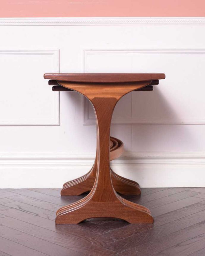 G-PLAN(Gプラン)　アンティーク家具　３つのテーブルがセットで届く！G-PLANのアンティークネストテーブル。見る角度によって見え方が違います。(x-1196-f)