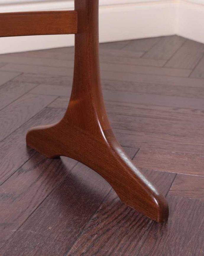 G-PLAN(Gプラン)　アンティーク家具　３つのテーブルがセットで届く！G-PLANのアンティークネストテーブル。持ち上げなくても移動できます！Handleのアンティークは、脚の裏にフェルトキーパーをお付けしていますので、床を滑らせてれば移動が簡単です。(x-1196-f)