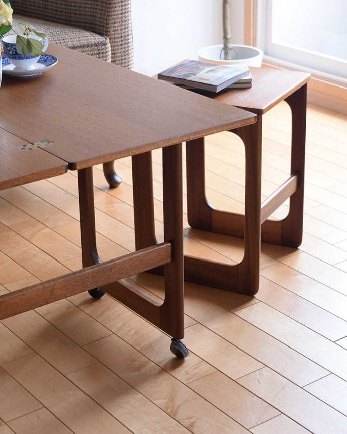 アンティークのテーブル　アンティーク家具　ビンテージ家具のセンターテーブル、マッキントッシュのネストテーブル。クールに決まるスッキリデザイン。(x-1197-f)