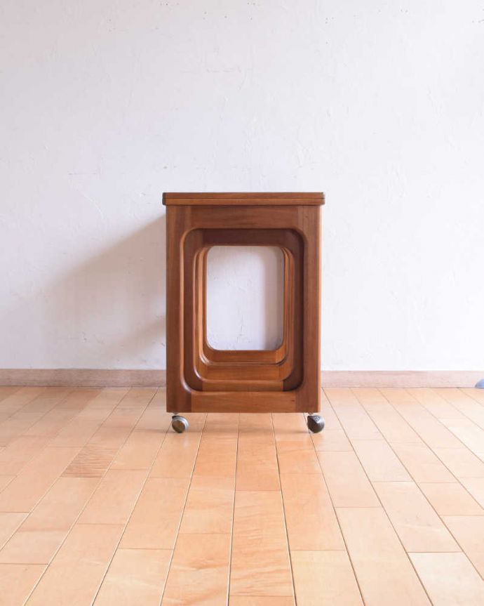 アンティークのテーブル　アンティーク家具　ビンテージ家具のセンターテーブル、マッキントッシュのネストテーブル。横から見ると･･･3台のテーブルの脚ががキレイに重なったスッキリした横顔。(x-1197-f)