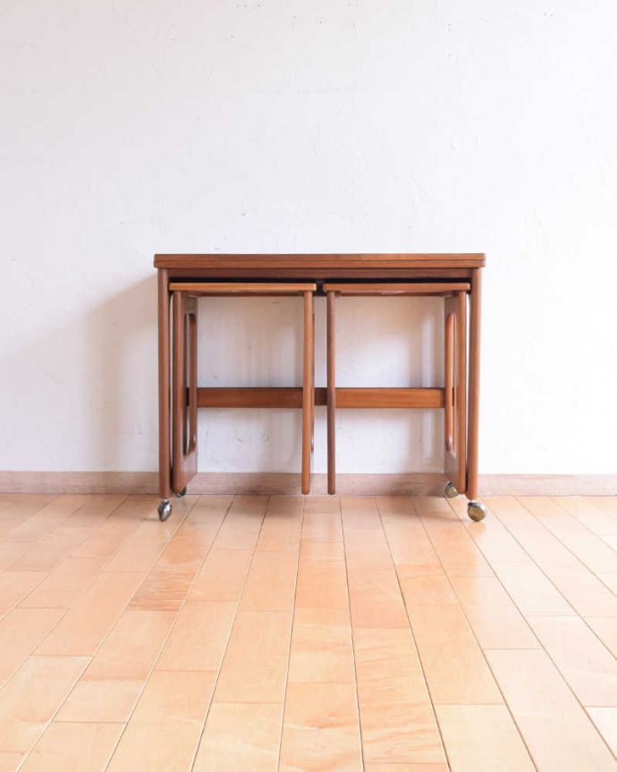 アンティークのテーブル　アンティーク家具　ビンテージ家具のセンターテーブル、マッキントッシュのネストテーブル。見る角度によって違うデザイン見る場所が違うとまた雰囲気が違って見えます。(x-1197-f)
