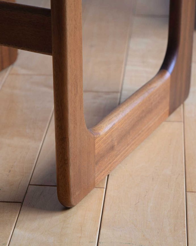 アンティークのテーブル　アンティーク家具　ビンテージ家具のセンターテーブル、マッキントッシュのネストテーブル。持ち上げなくても移動できます！Handleのアンティークは、脚の裏にフェルトキーパーをお付けしていますので、床を滑らせてれば移動が簡単です。(x-1197-f)