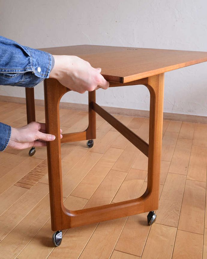 アンティークのテーブル　アンティーク家具　ビンテージ家具のセンターテーブル、マッキントッシュのネストテーブル。あっという間にサイズ変更カンタンにあっという間にサイズ変更が出来る天板。(x-1197-f)