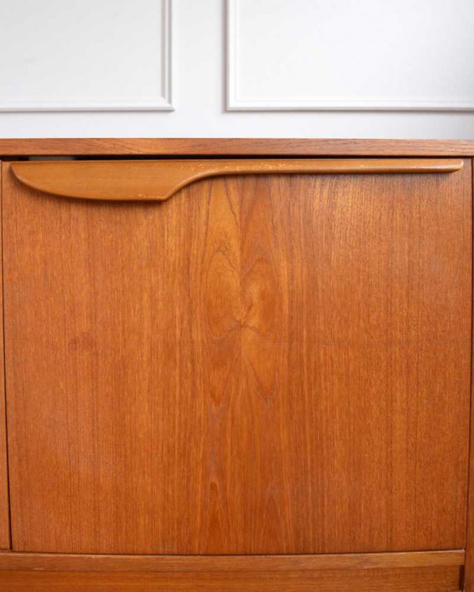 サイドボード　アンティーク家具　北欧テイストのリビングルームに、置きやすいサイズのヴィンテージサイドボード 。扉の木目があたたかさを演出クールなデザインなのに、なんだかほっとするあたたかさ。(x-1199-f)