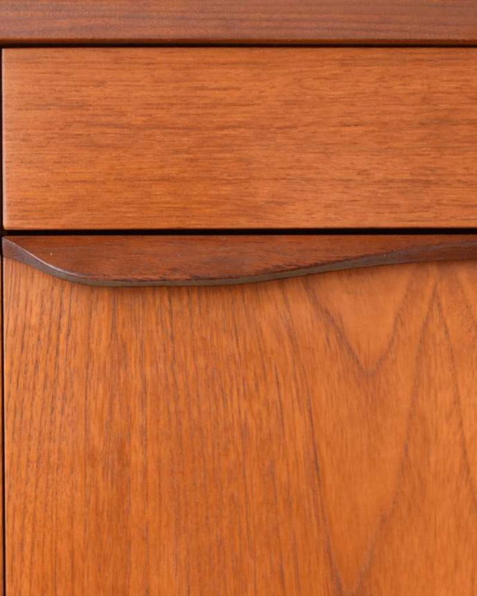 サイドボード　アンティーク家具　テレビボードにも使える、イギリスで買い付けてきたヴィンテージサイドボード。扉の木目があたたかさを演出クールなデザインなのに、なんだかほっとするあたたかさ。(x-1203-f)
