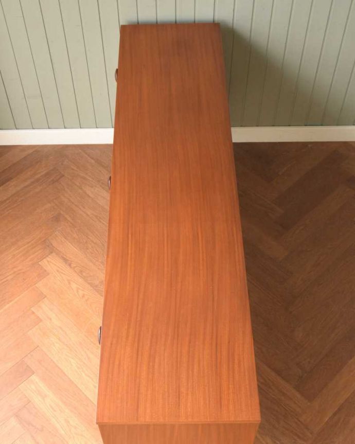 サイドボード　アンティーク家具　テレビボードにも使える、イギリスで買い付けてきたヴィンテージサイドボード。天板の塗装もキレイに仕上げましたヴィンテージの家具は修復方法が様々。(x-1203-f)