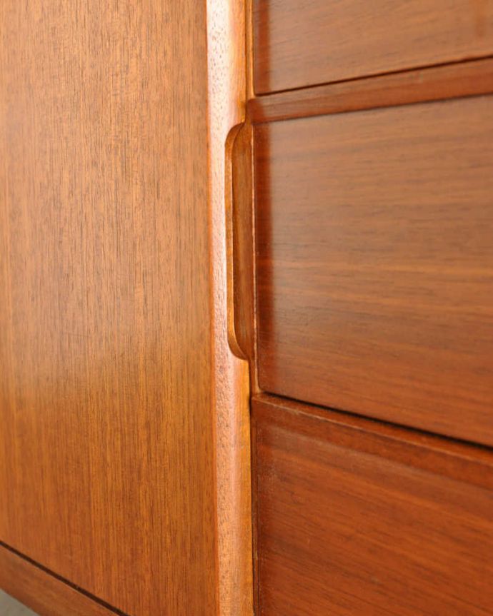 サイドボード　アンティーク家具　北欧テイストのリビングルームに、使いやすいコンパクトなヴィンテージサイドボード。扉の木目があたたかさを演出クールなデザインなのに、なんだかほっとするあたたかさ。(x-1204-f)