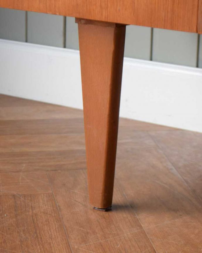 アンティークのチェスト　アンティーク家具　北欧インテリアに合うビンテージ家具、小さなチェストタイプのサイドボード。スッキリとした脚の裏には…Handleの家具の脚裏にはフェルトキーパーをお付けしています。(x-1206-f)