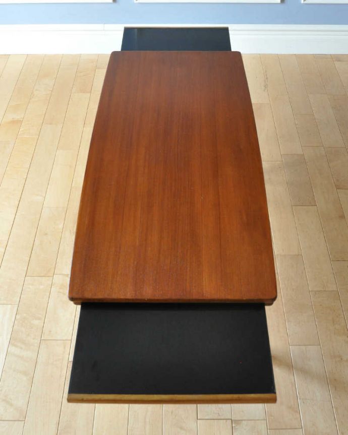 アンティークのテーブル　アンティーク家具　マッキントッシュ社のヴィンテージ家具、スライドトレー付きのコーヒーテーブル。上から見るとこんな感じ。(x-1211-f)