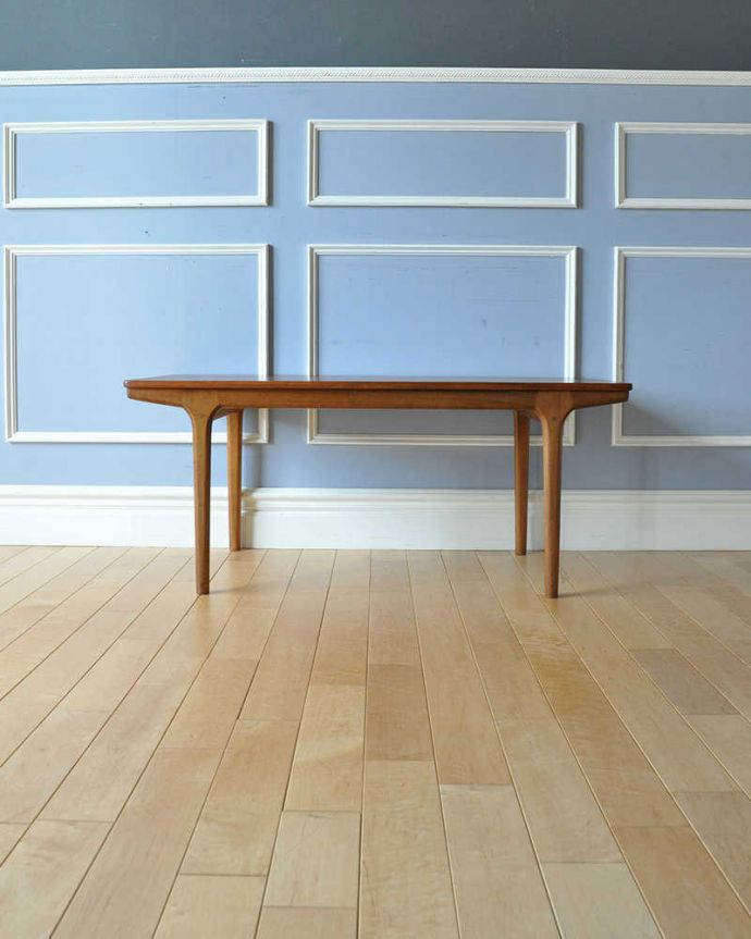 アンティークのテーブル　アンティーク家具　マッキントッシュ社のヴィンテージ家具、スライドトレー付きのコーヒーテーブル。横から見てみてもカッコいい！北欧スタイルのテーブルは、横から見てもやっぱりスマートでカッコいいんです。(x-1211-f)