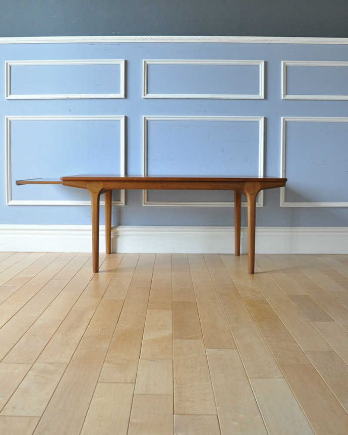 アンティークのテーブル　アンティーク家具　マッキントッシュ社のヴィンテージ家具、スライドトレー付きのコーヒーテーブル。ゆったりと使えます。(x-1211-f)