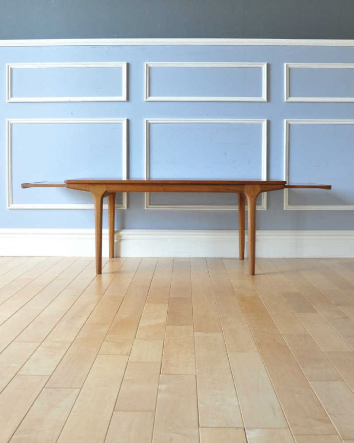 アンティークのテーブル　アンティーク家具　マッキントッシュ社のヴィンテージ家具、スライドトレー付きのコーヒーテーブル。両方開くとこんなに大きくなります。(x-1211-f)