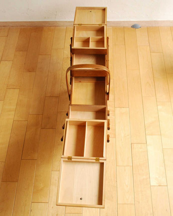 ソーイングボックス　アンティーク家具　可愛い脚付きのイギリスで見つけたアンティークソーイングボックス。中はこんな感じです。(x-1217-f)
