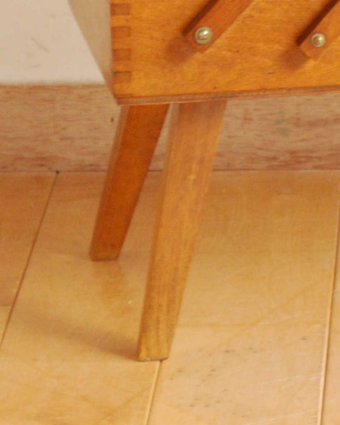 ソーイングボックス　アンティーク家具　可愛い脚付きのイギリスで見つけたアンティークソーイングボックス。持ち上げなくても移動ラクラクですHandleのアンティーク家具の足の裏にはフェルトキーパーをお付けしています。(x-1217-f)