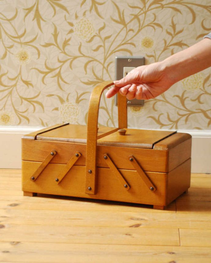 ソーイングボックス　アンティーク家具　イギリスのアンティークの収納ボックス、木製で温かみのあるソーイングボックス 。女性のためのお裁縫箱今も昔も、女性だったら必ず持っているアンティークのソーイングボックス。(x-1218-f)